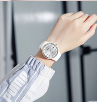 El reloj que refleja tu esencia y va contigo todos los días. Reloj de cuarzo minimalista. Solo con llevarlo crearás tendencia. Un reloj que habla de Tí.