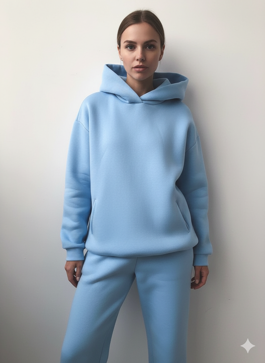 "Chándal Casual Perfecto: Comodidad y Estilo en Cada Paso" Siente la libertad de moverte con comodidad sin renunciar al estilo. Este conjunto de sudadera y pantalón te acompaña en tus días más relajados, pero siempre chic. 💗