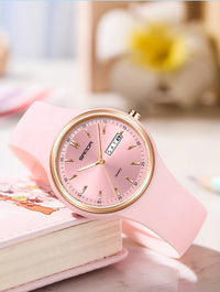 El reloj que refleja tu esencia y va contigo todos los días. Reloj de cuarzo minimalista. Solo con llevarlo crearás tendencia. Un reloj que habla de Tí.